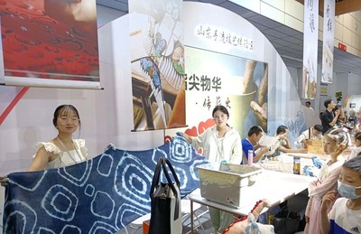 展現璀璨文化印記 獲稱&ldquo;淄博新的城市名片 &rdquo; 我院&ldquo;絲綢國風文創產品&rdquo;作為淄博文化靈魂三件套亮相第四屆國際文博會